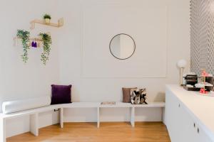 - Escritorio blanco en una habitación blanca con espejo en Suites by Chloe, en Roma 33 fotos más