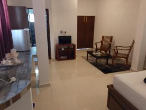 un soggiorno con 2 sedie e una TV di Sea Breeze Guest house a Unawatuna