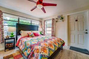 1 dormitorio con 1 cama y ventilador de techo en Hainsley Apartments - Walk to Wilton Drive en Fort Lauderdale