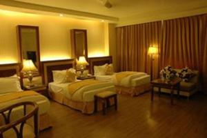 Postel nebo postele na pokoji v ubytování Hotel Picasso Paschim Vihar Delhi - Couple Friendly Local IDs Accepted