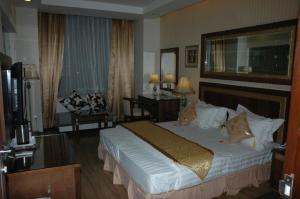 Postel nebo postele na pokoji v ubytování Hotel Picasso Paschim Vihar Delhi - Couple Friendly Local IDs Accepted