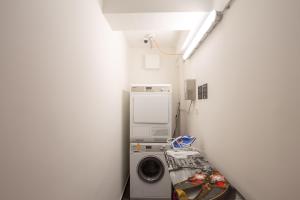 een wasruimte met een wasmachine en een wasmachine bij Wilmas Apartments by Arbio in Wenen