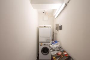 a laundry room with a washer and a washing machine at Wilmas Apartments by Arbio in Vienna