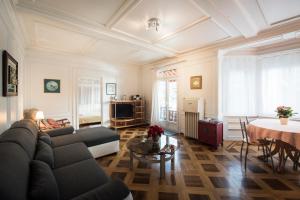 布里恩茨的住宿－阿爾卑斯布魯梅度假公寓酒店，客厅配有沙发和桌子