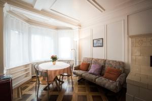 ein Wohnzimmer mit einem Sofa und einem Tisch in der Unterkunft Holiday Apartment Alpenblume in Brienz