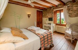 1 dormitorio con 1 cama en una habitación en Les Vinyes Alojamiento Rural Boutique & SPA, en Vilardida