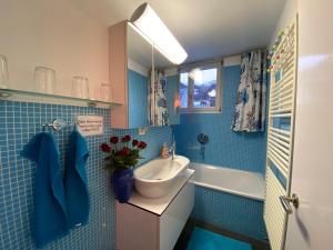 Koupelna v ubytování Ferienwohnung Sotcha 8c + 37 fotografií