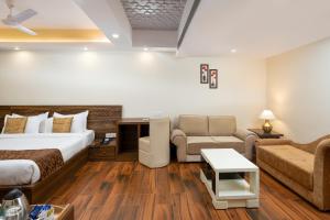 西里古里Cygnett Style Tania's的配有床和沙发的酒店房间 更多41张照片