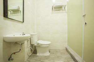Bathroom sa OYO 2361 Hotel Winston