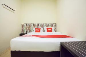 Uma cama ou camas num quarto em OYO 2361 Hotel Winston