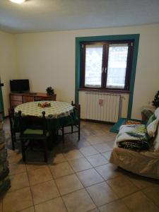 uma sala de estar com uma mesa e um sofá em Il Nido B&B em Villa dʼAllegno