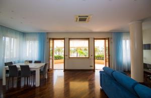 a living room with a table and a blue couch at Appartamento Cadore in San Benedetto del Tronto