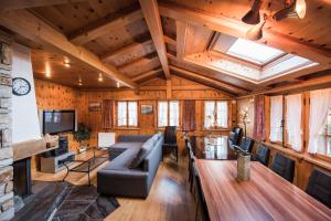 a living room with a couch and a table at Chalet Bergwelt in Frutigen