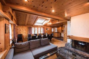 a living room with a couch and a fireplace at Chalet Bergwelt in Frutigen