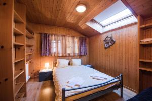 Un pat sau paturi într-o cameră la Chalet Bergwelt