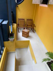 two benches and a coffee table in a room at Apartamento de 1 quarto in Rio de Janeiro