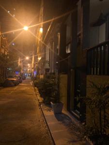 a city street at night with a street light at Apartamento de 1 quarto in Rio de Janeiro