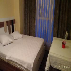 um quarto com 2 camas individuais e uma mesa em The Tuyap Rainbow Suites em Beylikdüzü