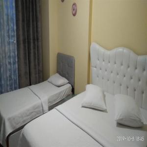 sypialnia z 2 łóżkami i oknem w obiekcie The Tuyap Rainbow Suites w mieście Beylikdüzü