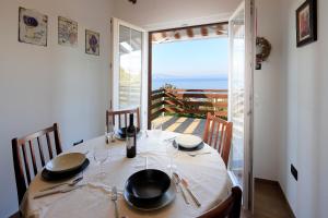 mesa de comedor con vistas al océano en Apartment Vincent with beautiful sea view terrace, en Klenovica