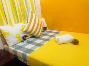 1 dormitorio con 1 cama de color amarillo y azul en Delta Lounge, en Hong Kong