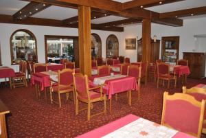 Ein Restaurant oder anderes Speiselokal in der Unterkunft Hotel Seeschwalbe 
