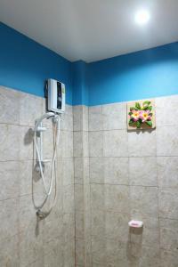 y baño con ducha y pared azul. en Phumin Apartment, en Ko Lanta 21 fotos más