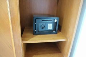 un pequeño televisor sentado en un estante en un armario en Phumin Apartment, en Ko Lanta