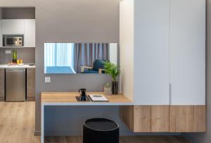 Kuchyň nebo kuchyňský kout v ubytování CHROMA FASHION ROOMS & APARTMENTS + 37 fotografií