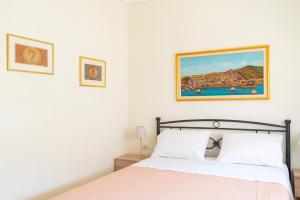 - une chambre avec un lit et une peinture murale dans l'établissement Alexandros Maisonettes & Apartments, à Nea Moudania