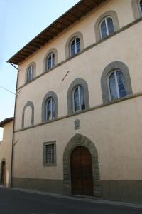 un bâtiment avec six fenêtres et une porte dans l'établissement Villa Guadagni Cappelli, à Arezzo
