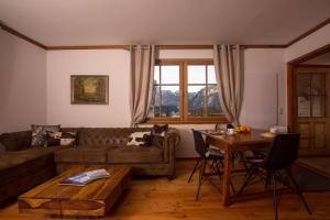 Chalet Obertraun في اوبرترون: غرفة معيشة مع أريكة وطاولة