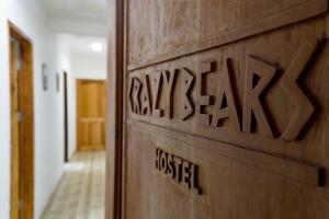 Certificato, attestato, insegna o altro documento esposto da Crazy Bears Hostel