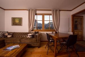a living room with a couch and a table at Chalet Obertraun in Obertraun