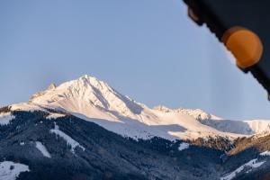 Blick aus einem Flugzeug auf einen schneebedeckten Berg in der Unterkunft Boutique Hotel Kögele Innsbruck Axamer Lizum in Innsbruck