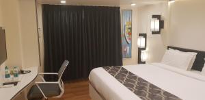 Postel nebo postele na pokoji v ubytování Hotel surya dev residency