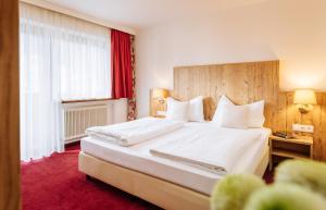 Posteľ alebo postele v izbe v ubytovaní Hotel Kögele mit Restaurant bei Innsbruck Axamer Lizum