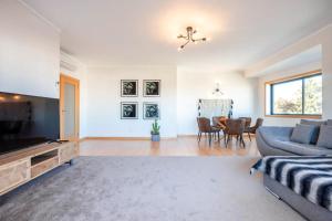 Μια τηλεόραση ή/και κέντρο ψυχαγωγίας στο OCEANVIEW Luxury Stunning Views and Pool