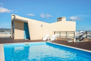 una piscina sul tetto di una casa di OCEANVIEW Luxury Stunning Views and Pool a Olhão