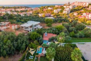 una vista aérea de una ciudad con casas y árboles en Green House 1, en SFakianalíon