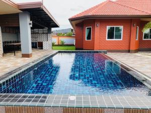 Bazén v ubytování Benwadee Resort Pattaya nebo v jeho okolí