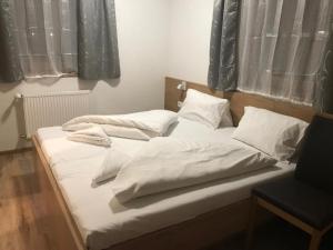 Letto o letti in una camera di Appartements Hirner