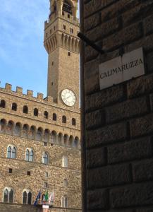 een klokkentoren aan de zijkant van een gebouw bij Olga's House in Florence