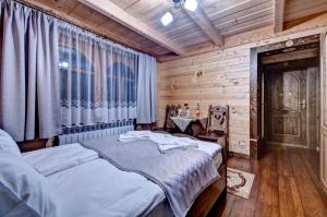 Postel nebo postele na pokoji v ubytování Willa Topór