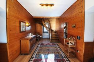 un corridoio con pannelli in legno e una scala con un tappeto di Ferienhaus zur alten Gärtnerei a Kirchberg am Wechsel