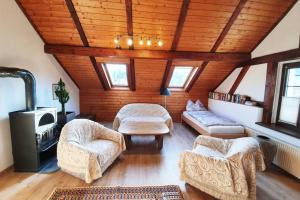 uma ampla sala de estar com tecto em madeira e janelas em Ferienhaus zur alten Gärtnerei em Kirchberg am Wechsel