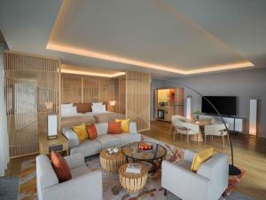 别府ANA InterContinental Beppu Resort & Spa by IHG的带沙发和桌子的客厅