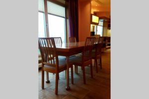 - une salle à manger avec une table et des chaises en bois dans l'établissement Studio 3, à Varsovie