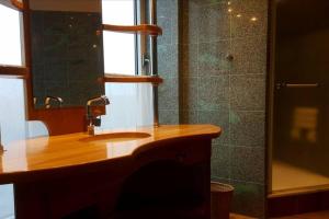 La salle de bains est pourvue d'un lavabo en bois et d'une douche. dans l'établissement Studio 3, à Varsovie