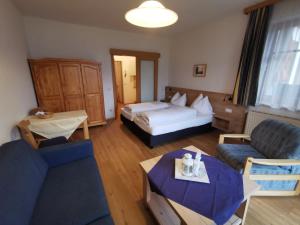 A bed or beds in a room at appartementen Haus Bergblick